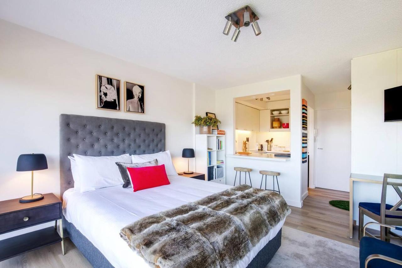 'aquarius Rising' Poolside In Rushcutters Bay Apartment *