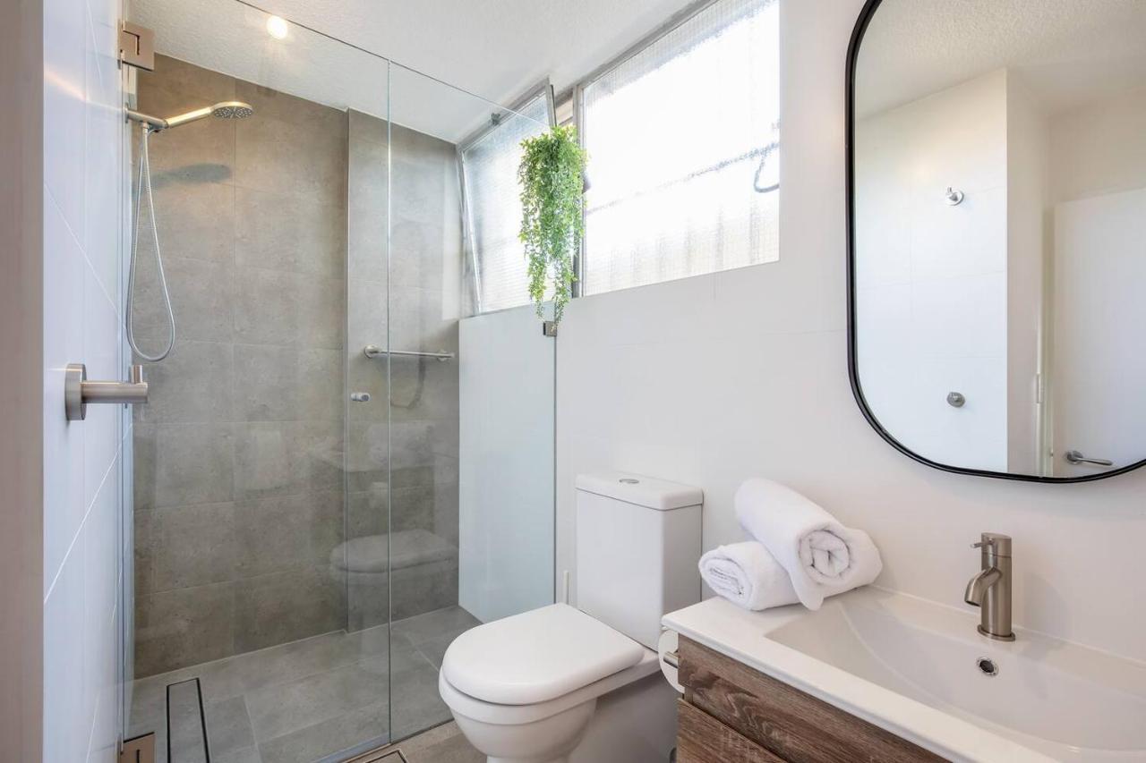 'aquarius Rising' Poolside In Rushcutters Bay Apartment Sydney