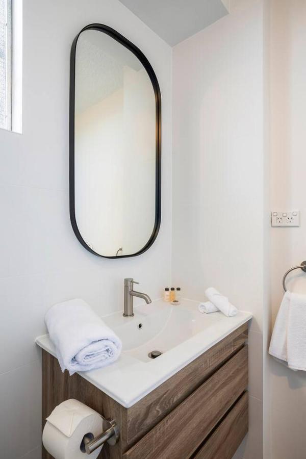 'aquarius Rising' Poolside In Rushcutters Bay Apartment Sydney